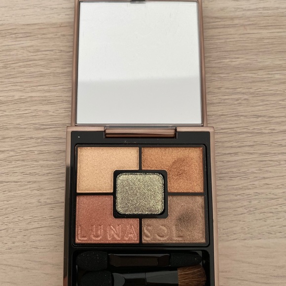 eyeshadow palette - Picture 3 of 3